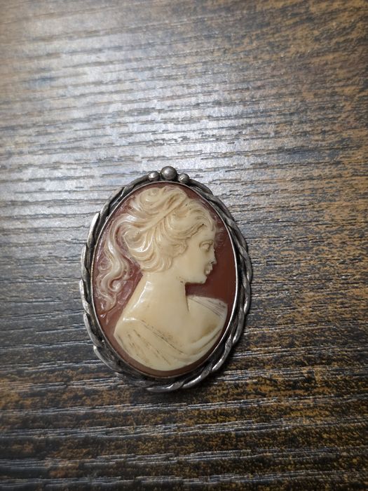 Srebrna broszka z kameą - stara biżuteria w stylu Biedermeier