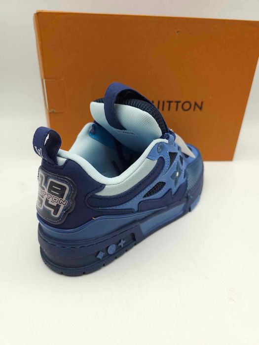 Sapatilhas azuis de qualidade excelente em caixa