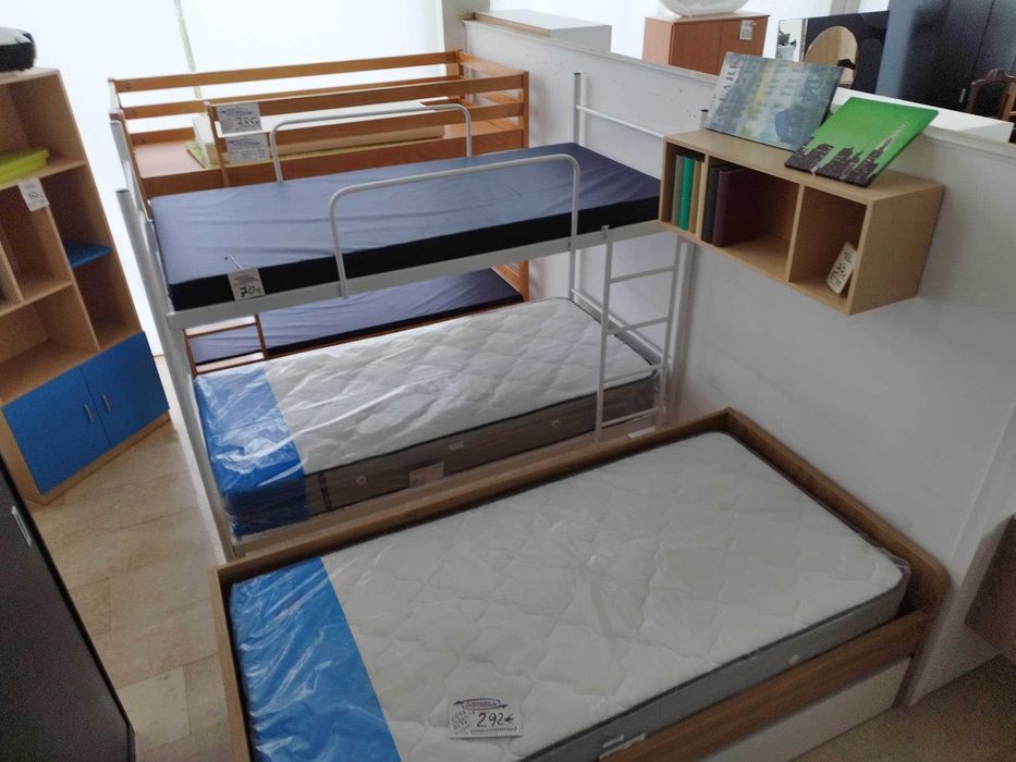 Beliche em ferro com 2 camas e escada