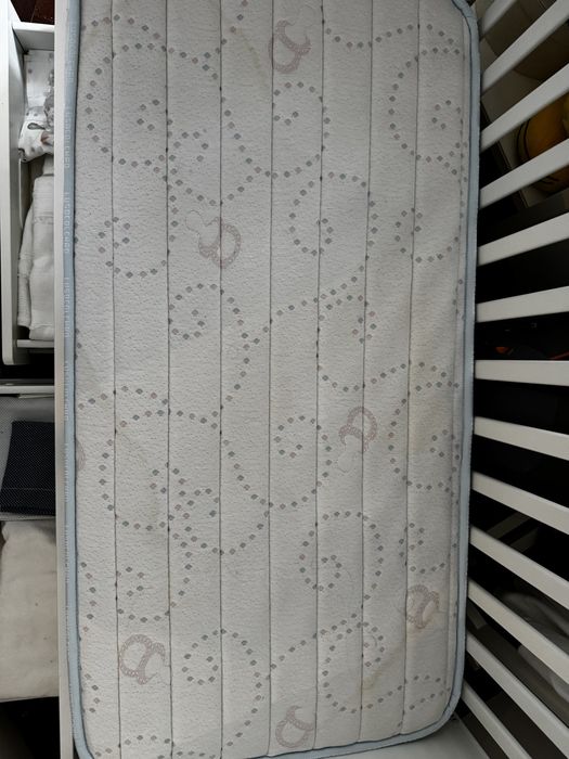 Berço 120x60 cm IKEA com colchão  lusocolchão em optimo estado. O colchao tem marcas de uso.  O berco é regulavel e tem os acessorios completos.