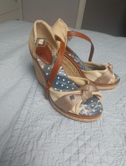 Sandały na koturnie r. 36 Tatoo
