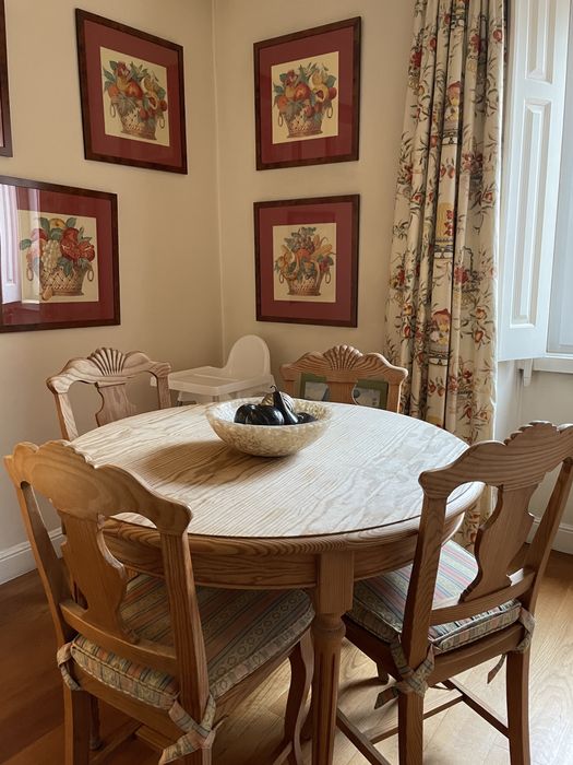 Mesa com 4 cadeiras.