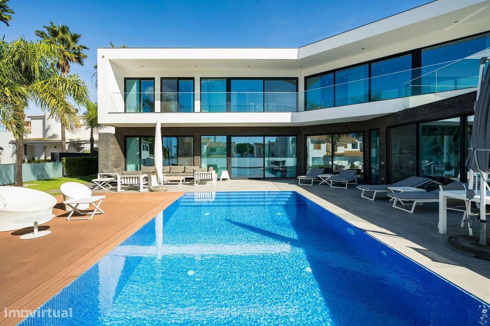 Moradia moderna na Galé a 300 metros da praia