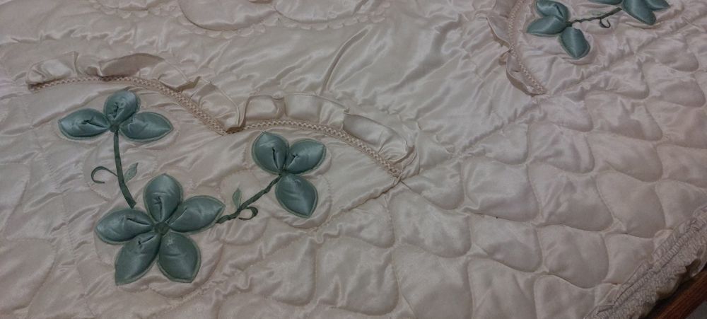 Colcha de Cetim acolchoada (edredon) com relevos e folheada