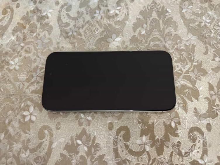 Vendo telemóvel iPhone 15 pro cinza com caixa 256GB