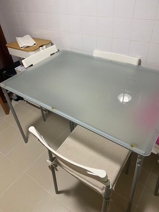 Mesa com 4 cadeiras