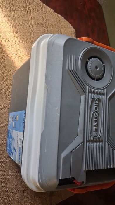 Автомобільний холодильник.