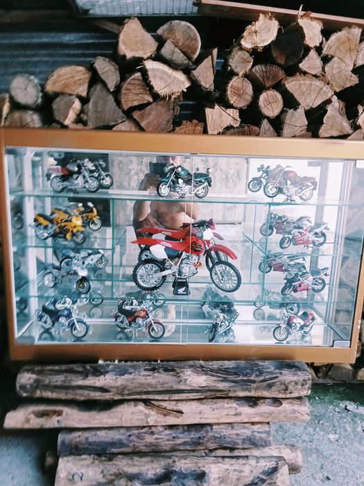 Vitrine em vidro com uma colação 12 MOTAS.