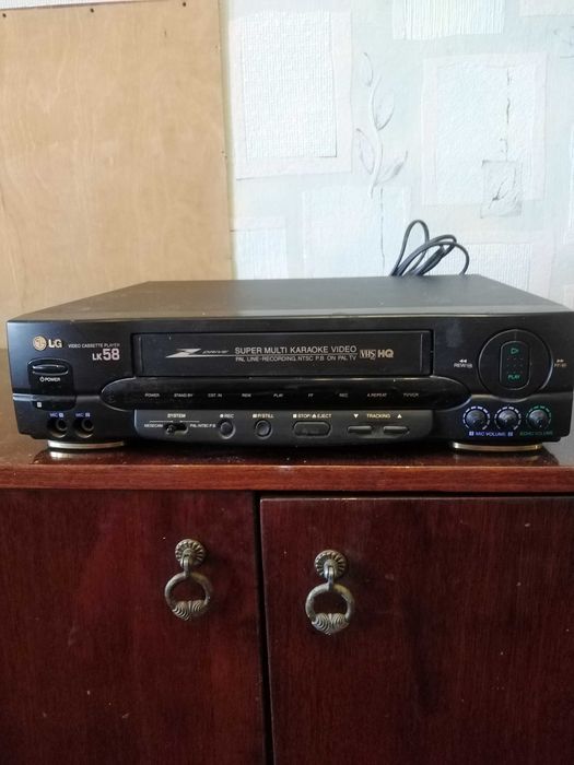 Відеомагнітофон LG