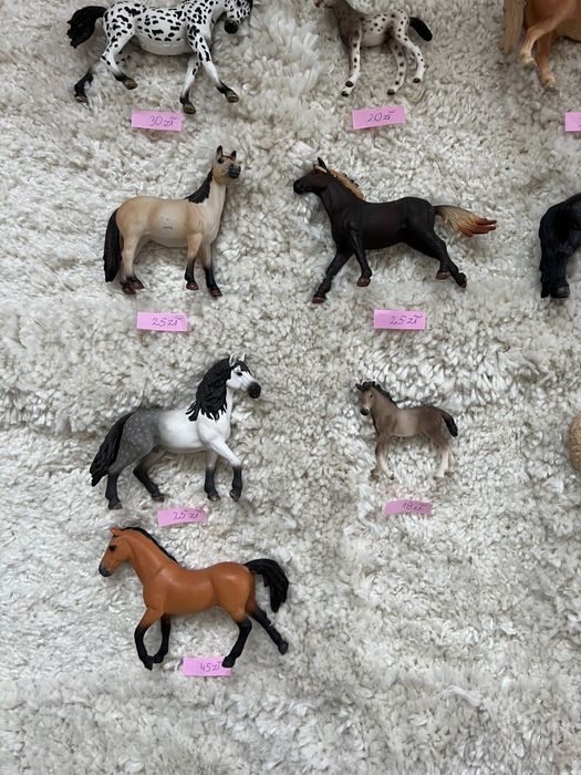 Modele figurki koni Schleich