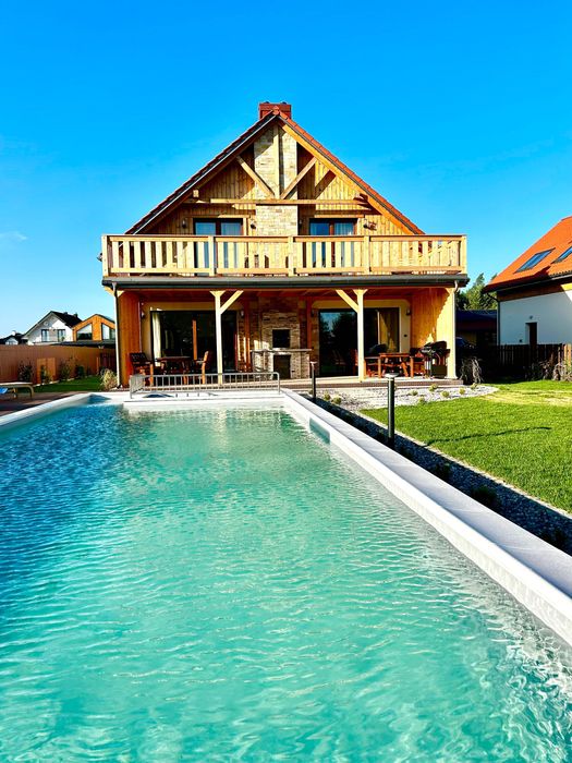 Villa Bajeczne Mazury z basenem i linią brzegową