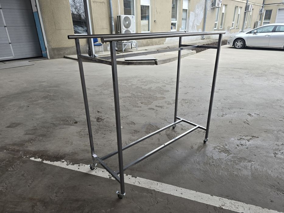 Стійка для одягу в магазин