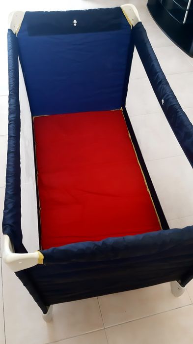 Cama de viagem de criança. Em muito bom estado.  Entrego zona de Lisboa