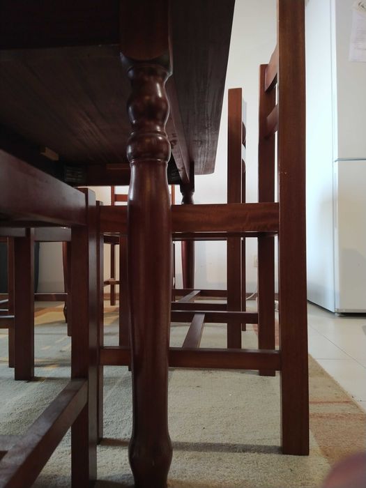 Mesa e cadeiras em mogno