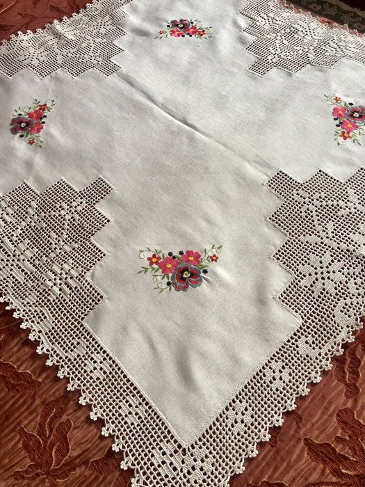 Toalha da pirâmide com croché