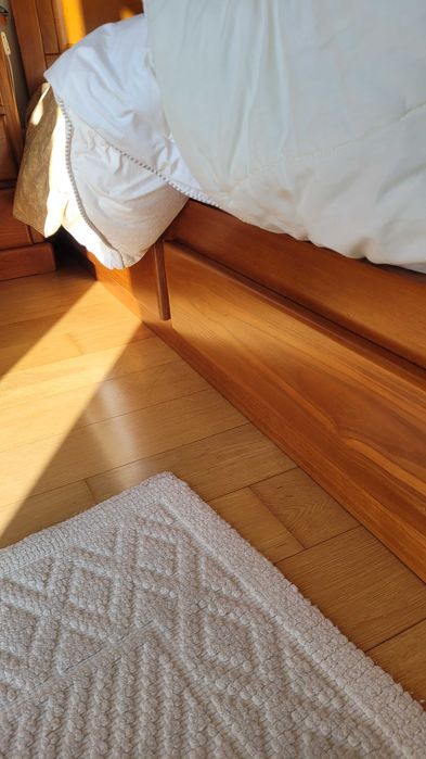 Cama de casal em madeira com 4 gavetas
