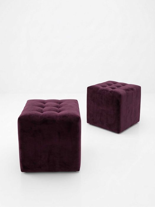 Pouf em formato cubo cor roxa