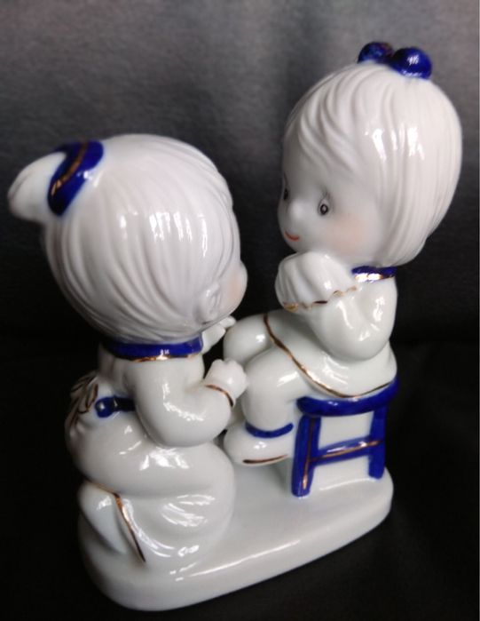 Статуетка "Подружки". Дівчатка сестрички. Білосніжна порцеляна
