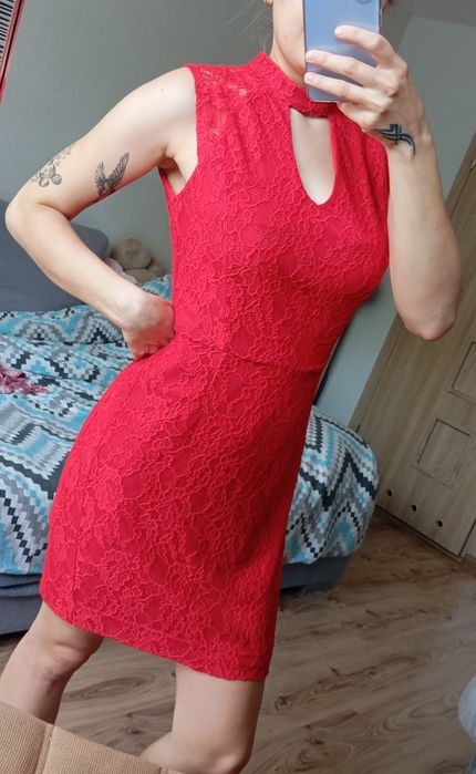 Koronkowa czerwona sukienka elegancka