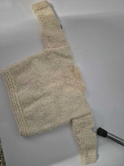 Sweterek ręcznie zrobiony na drutach