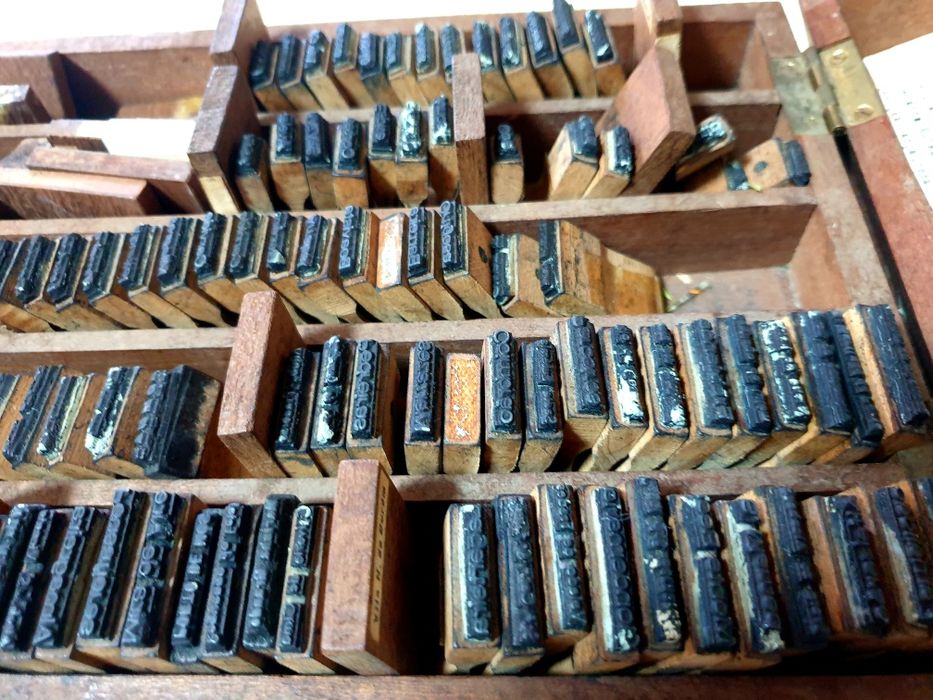 Antiga caixa de carimbos de cidades portugueses com caixa em madeira