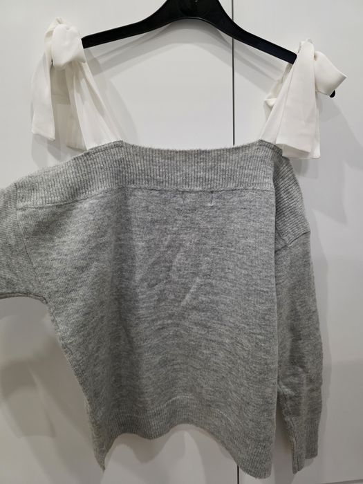 Camisola cinzenta com laços