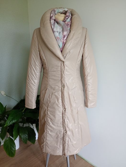 38 Caterina Leman długa kurtka płaszcz beżowy kaszmirowy z kołnierzem.