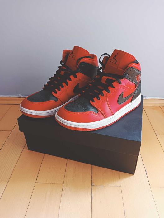 Air Jordan 1 Mid red