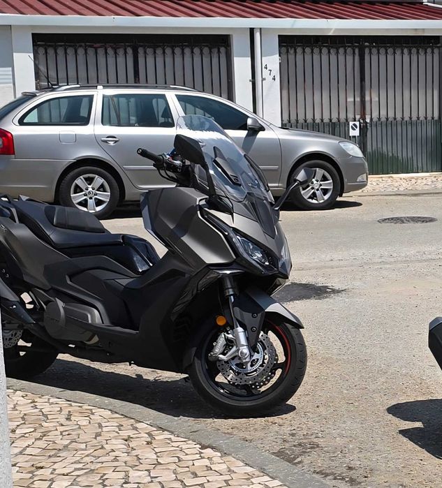 Kymco AK550 Premium com Top Case e Quad Lock