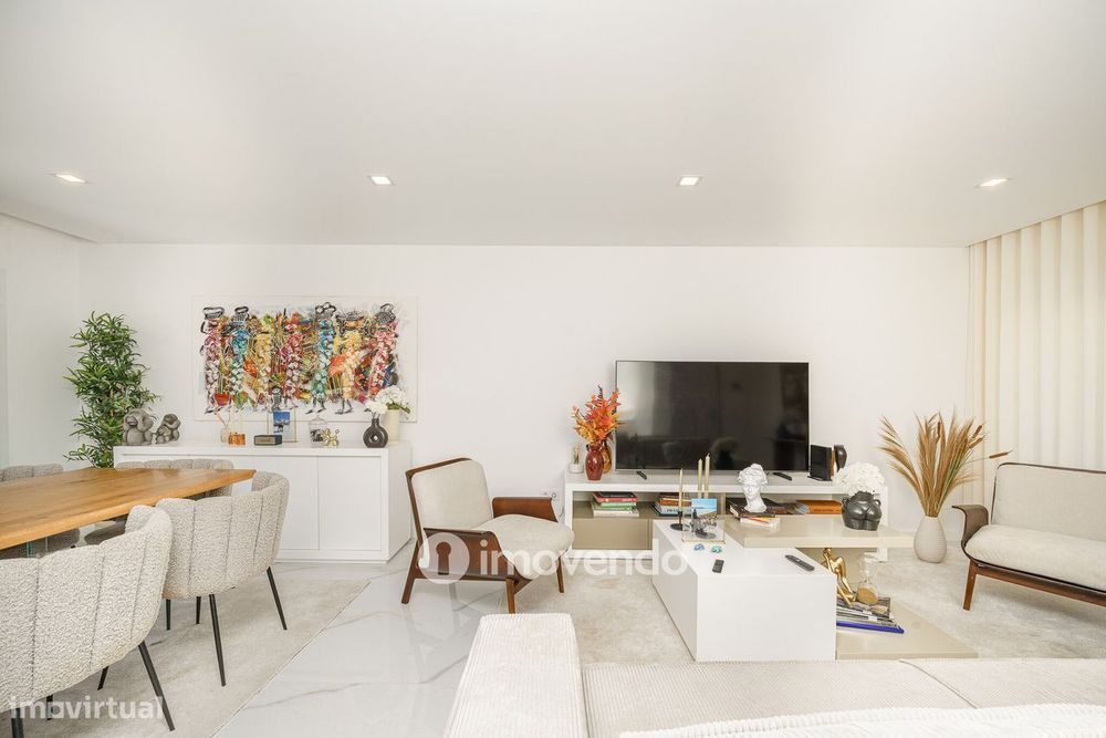 Moradia T3+1 moderna, com piscina e garagem, na Caparica