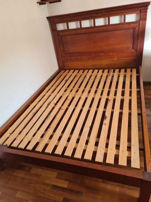 Cama de Casal em Carvalho Maciço - Estrado e Colchão de oferta