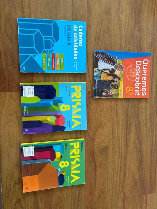 Livros escolares / Manuais e cadernos 8º ano - inglês, matematica, portugues,  e todas as outras disciplinas / Salesianos