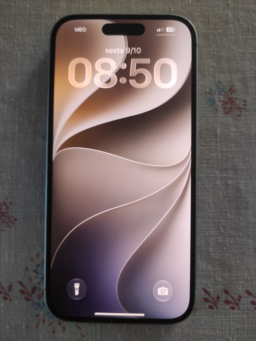 iPhone 15 completamente como novo.