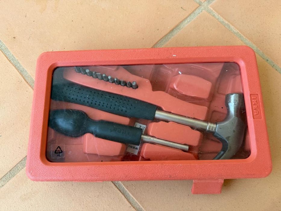 Caixa de ferramentas do ikea fixa (incompleta)
