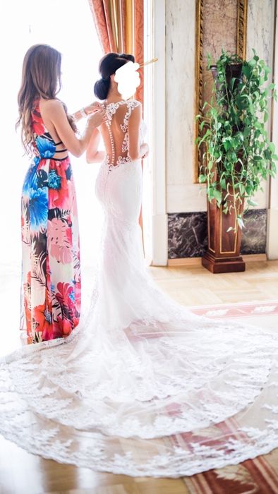 Włoskiej produkcji biała suknia ślubna r. 34/36 z długim trenem +welon