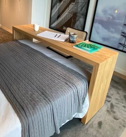 Mesa de apoio a cama de madeira