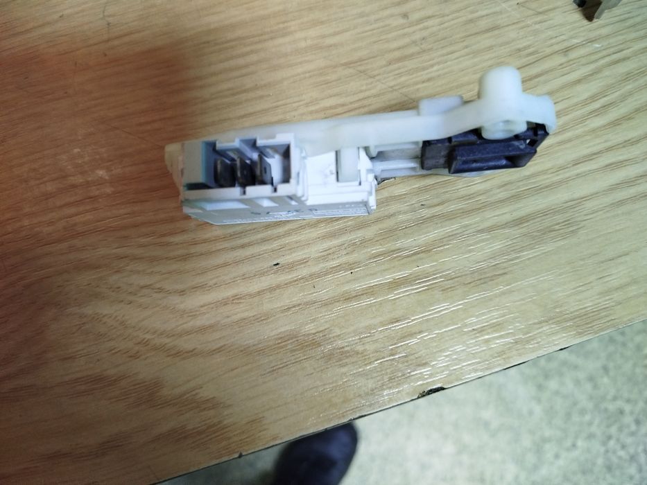 Замок люка на стиральную машинку Ariston Оригинал.