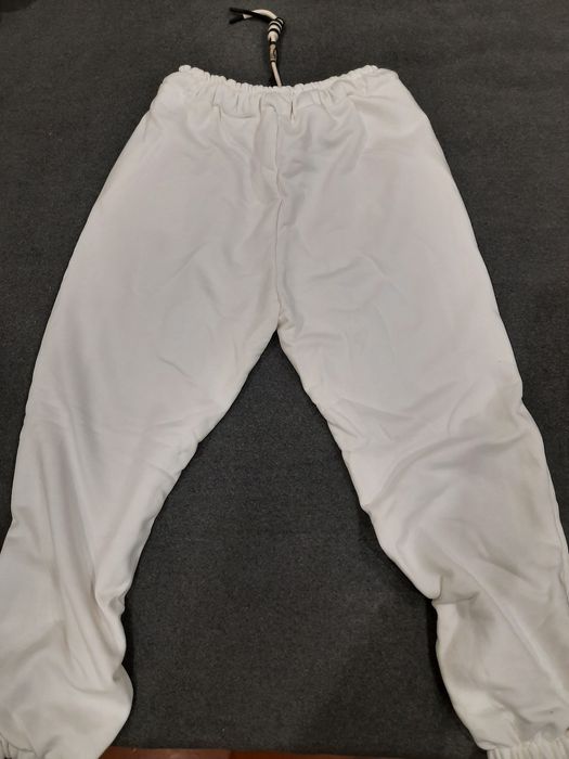 Білі трикотажні штани