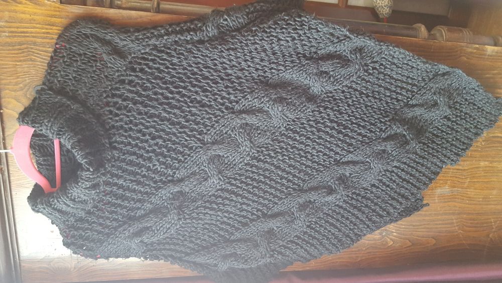 Czarne poncho ponczo z golfem L/XL wzor warkocze głęboka czerń