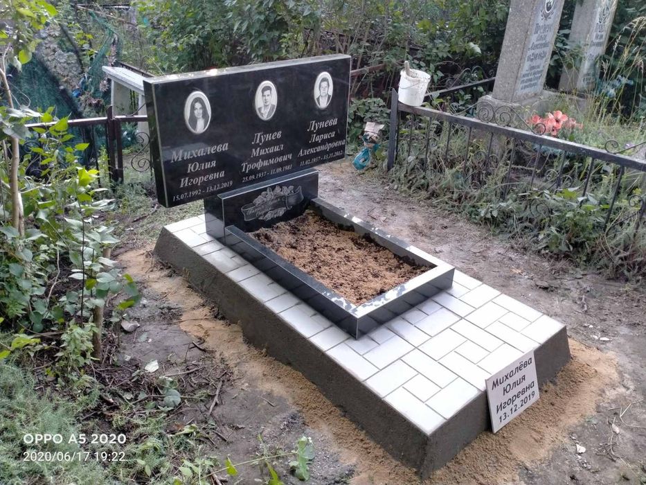 Уборка могил.Памятники.