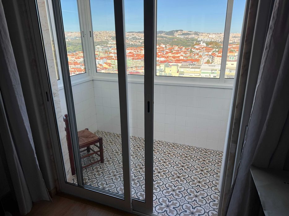 Quarto para Arrendar com Varanda