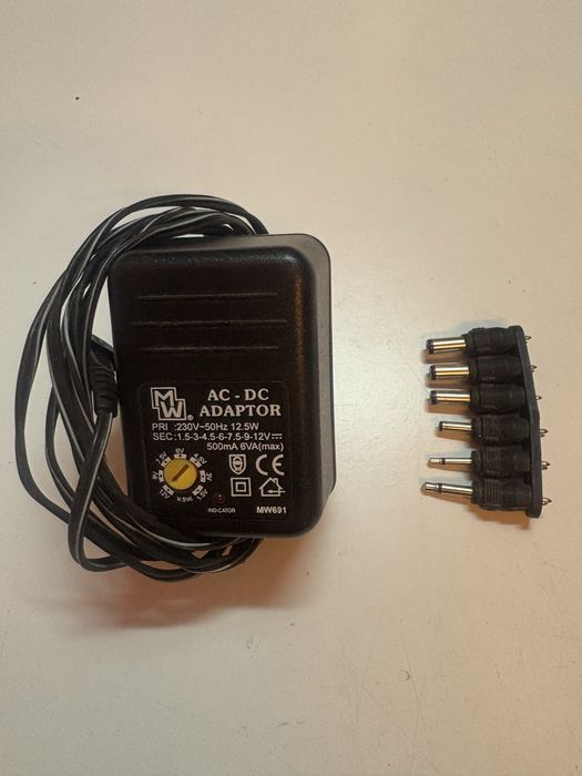 Transformador com regulação de voltagens