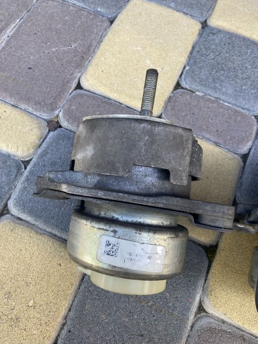 Подушки двигуна на Форд Мустанг 2.3