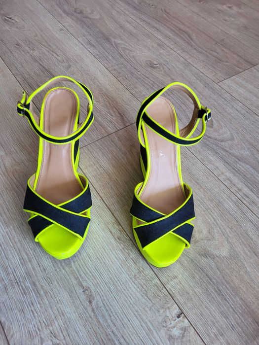 Sandały buty neonowe na koturnie r 39