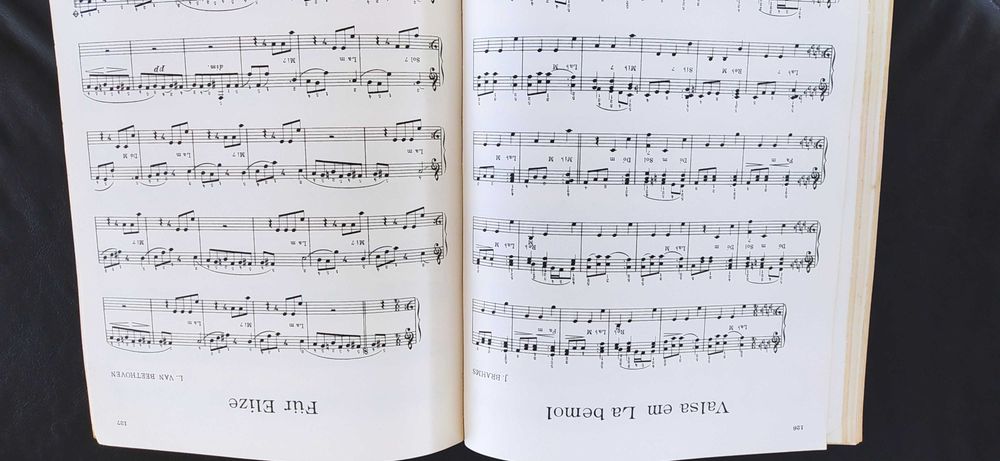 Livro" 100 músicas dos 5 continentes"
