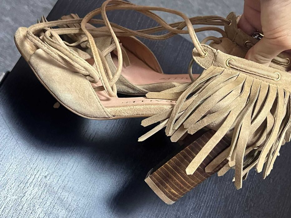 Sapatos usados como novos