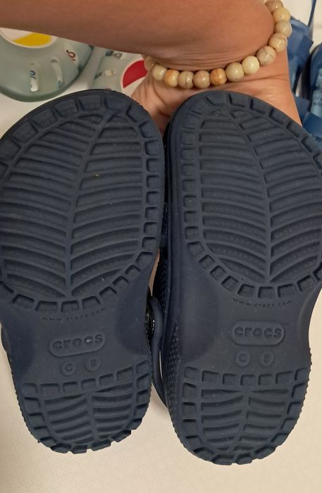 Crocs e sandálias Gioseppo 24
