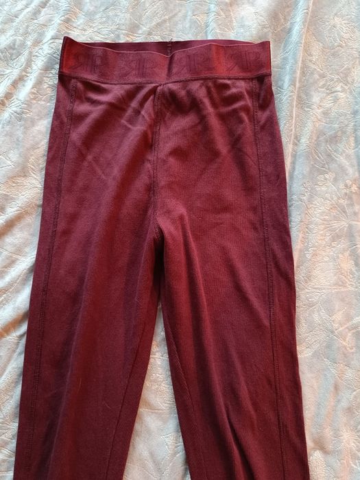 Leginsy bordowe wygodne