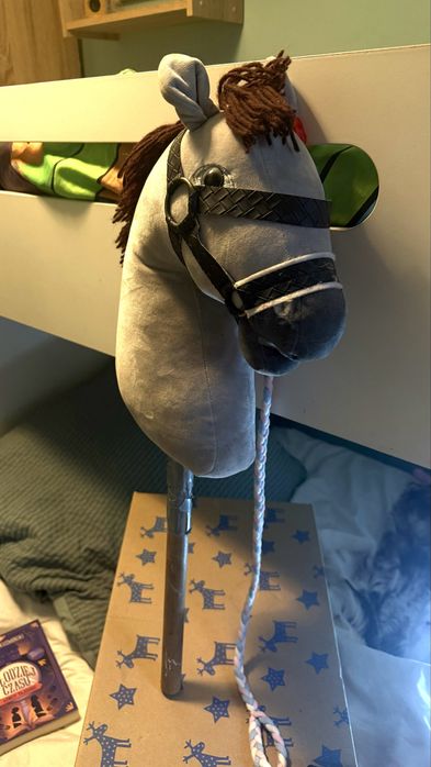 Śliczny hobby horse szary