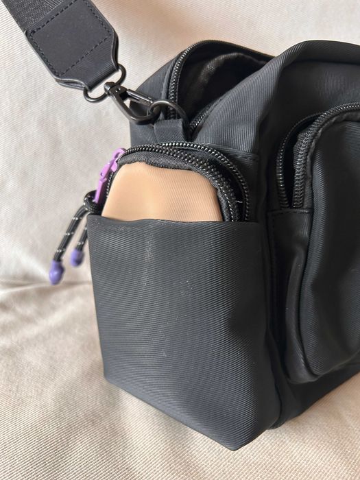 Mala preta com diversas bolsas
